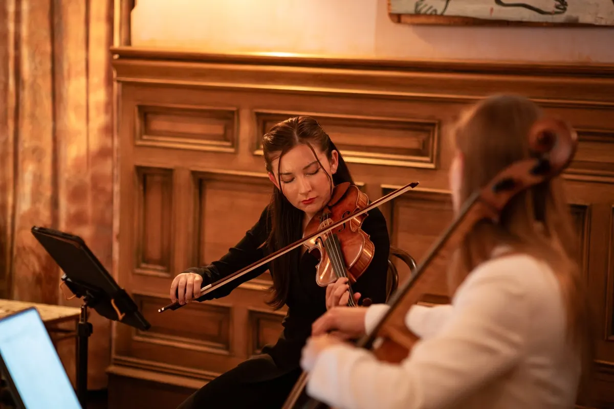 Violin and cello in the Lobby Bar